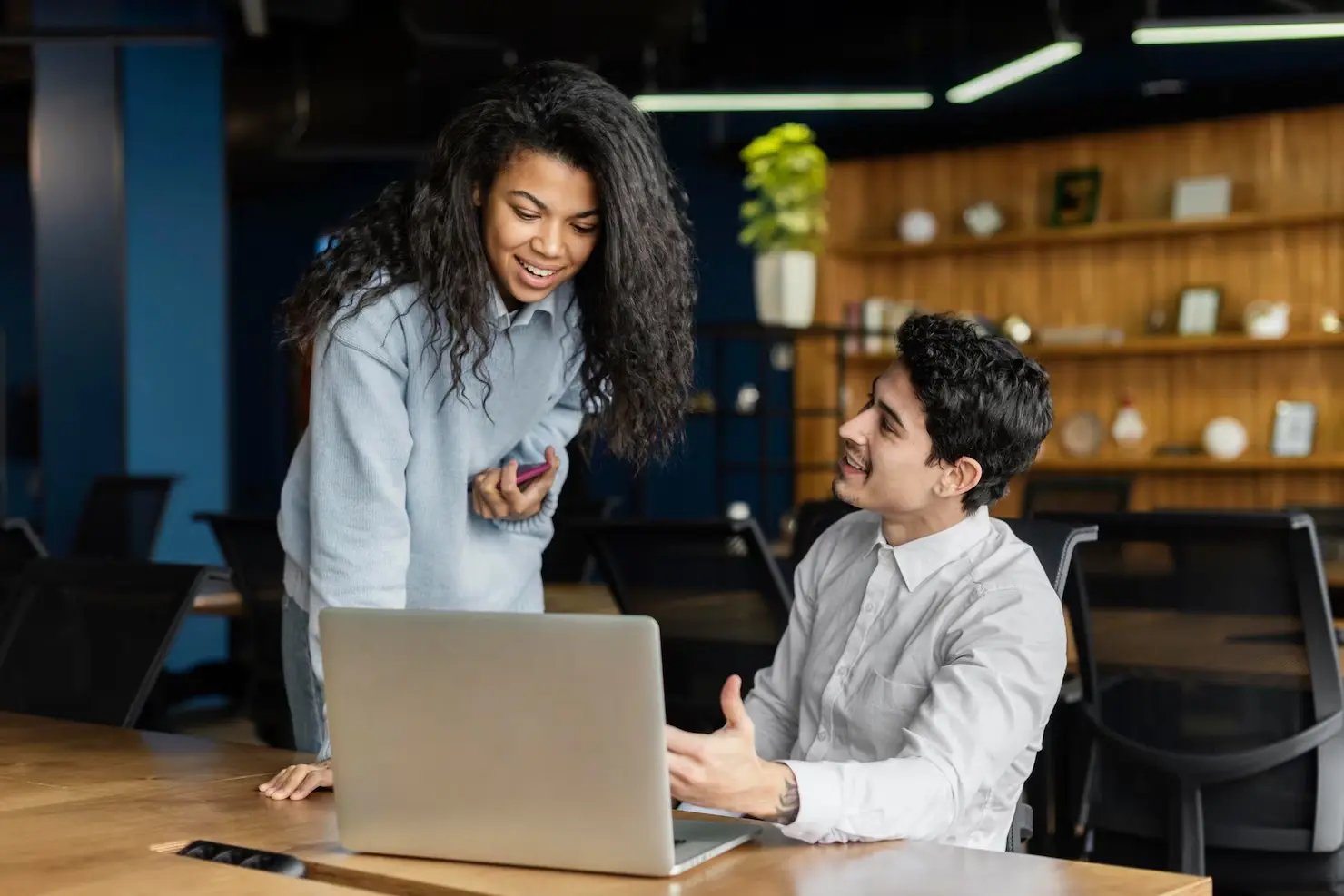 colegas-trocando-feedback-no-trabalho