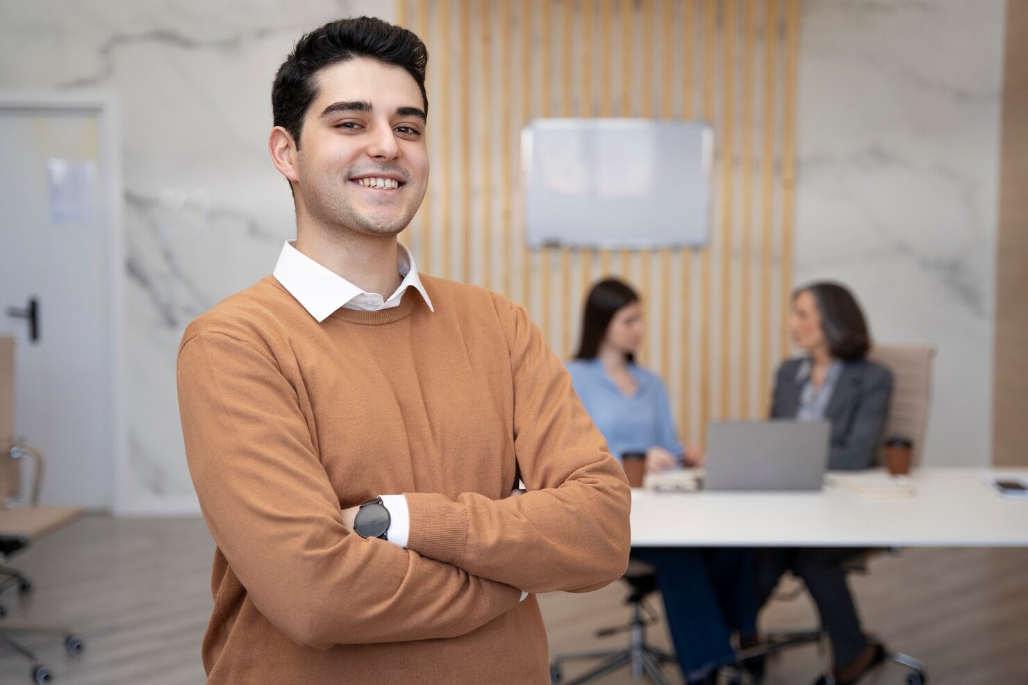 engenheiro-em-escritorio-com-colegas