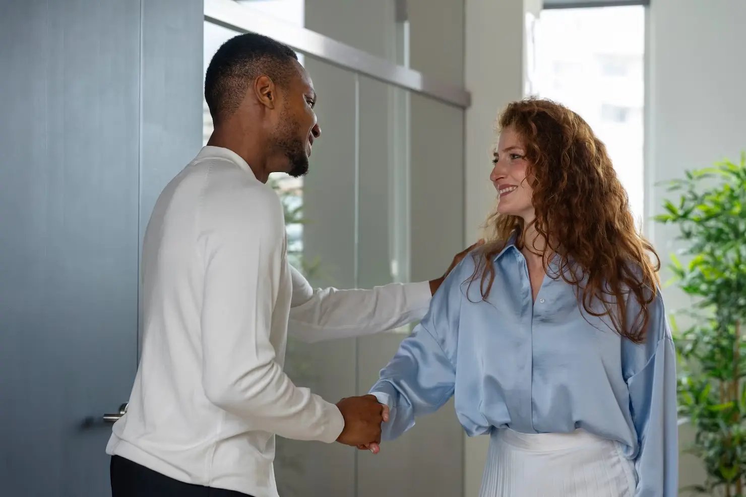 homem-apertando-mao-de-mulher-boa-linguagem-corporal