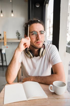 jovem-pensando-em-como-escolher-faculdade