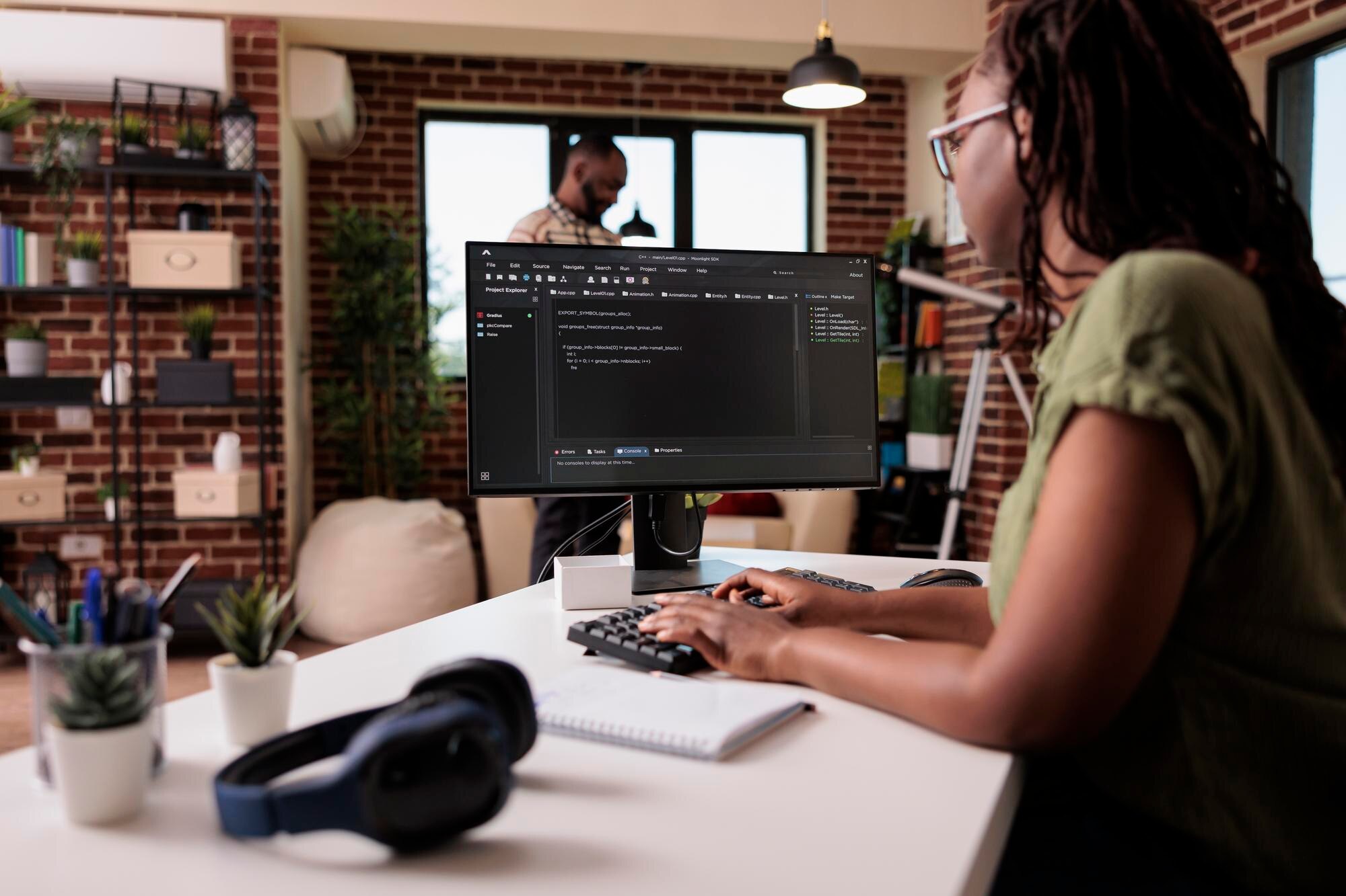 mulher-escrevendo-codigo-em-ads