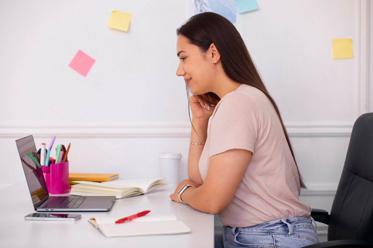 mulher-escrevendo-seu-tcc-em-casa-no-linkedin