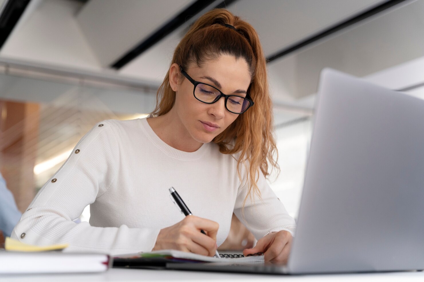 mulher-estruturando-o-trabalho-de-conclusao-de-curso