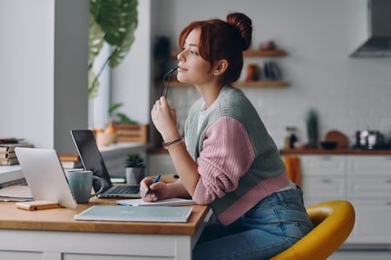 mulher-olhando-pensativa-enquanto-trabalha-em-casa