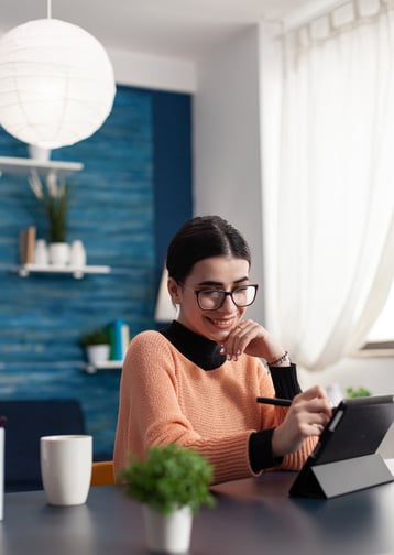 mulher-trabalhando-com-tecnologia-em-home-office