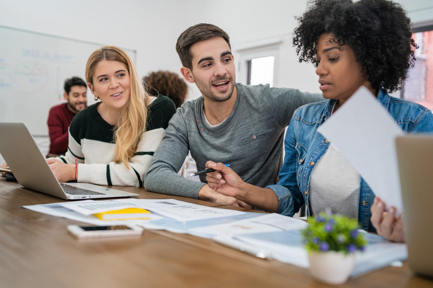 pessoas-escolhendo-melhor-cursos