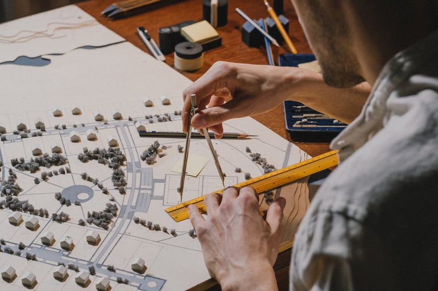estudante-de-arquitetura-fazendo-projeto