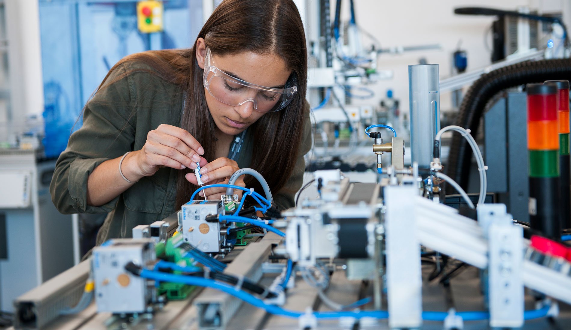 engenheira-mecatronica-criando-circuito-eletronico