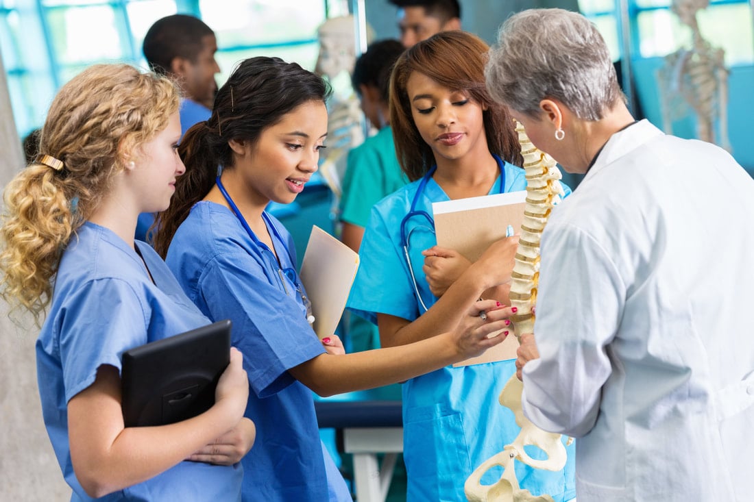 estudantes-tendo-aula-de-medicina