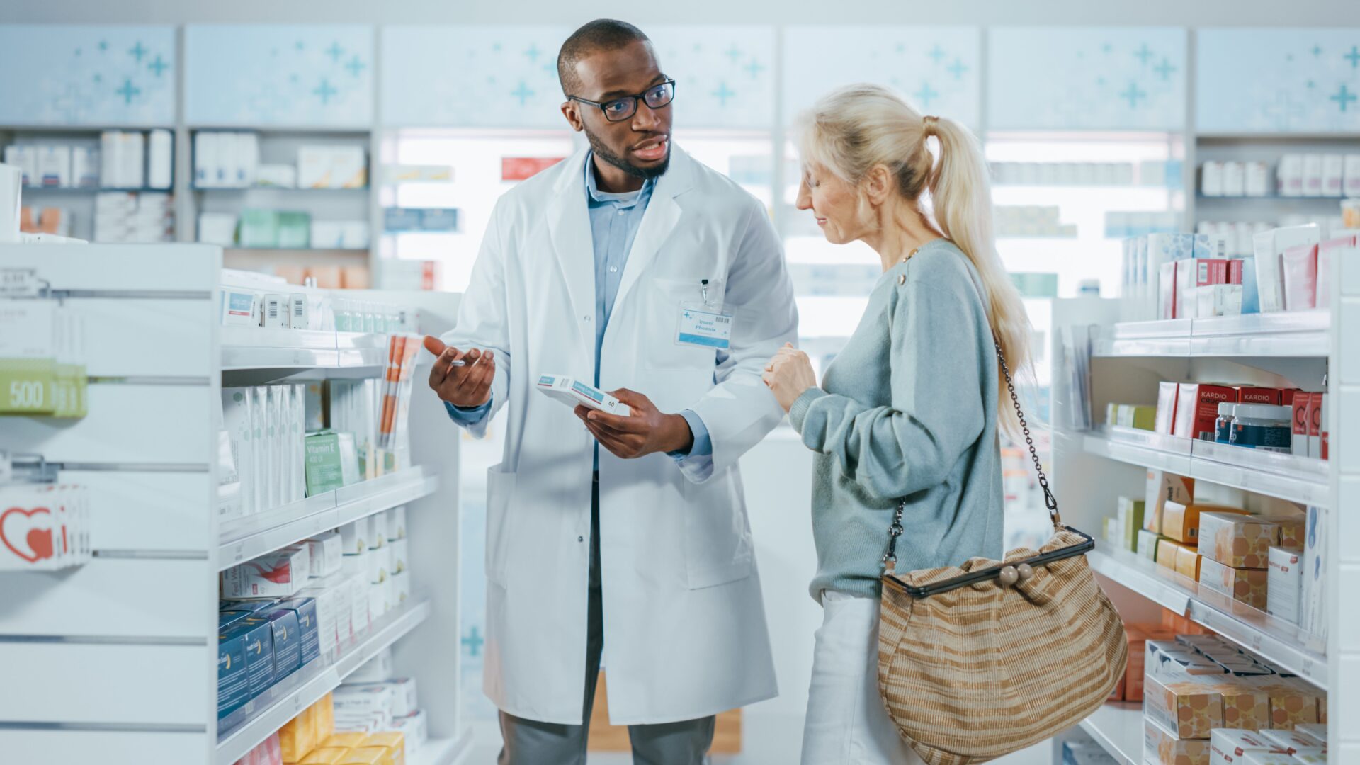 farmaceutico-ajudando-mulher-a-escolher-medicamentos