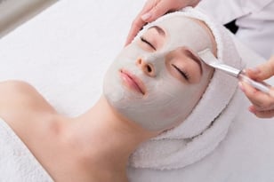 mulher-em-tratamento-de-estetica-facial
