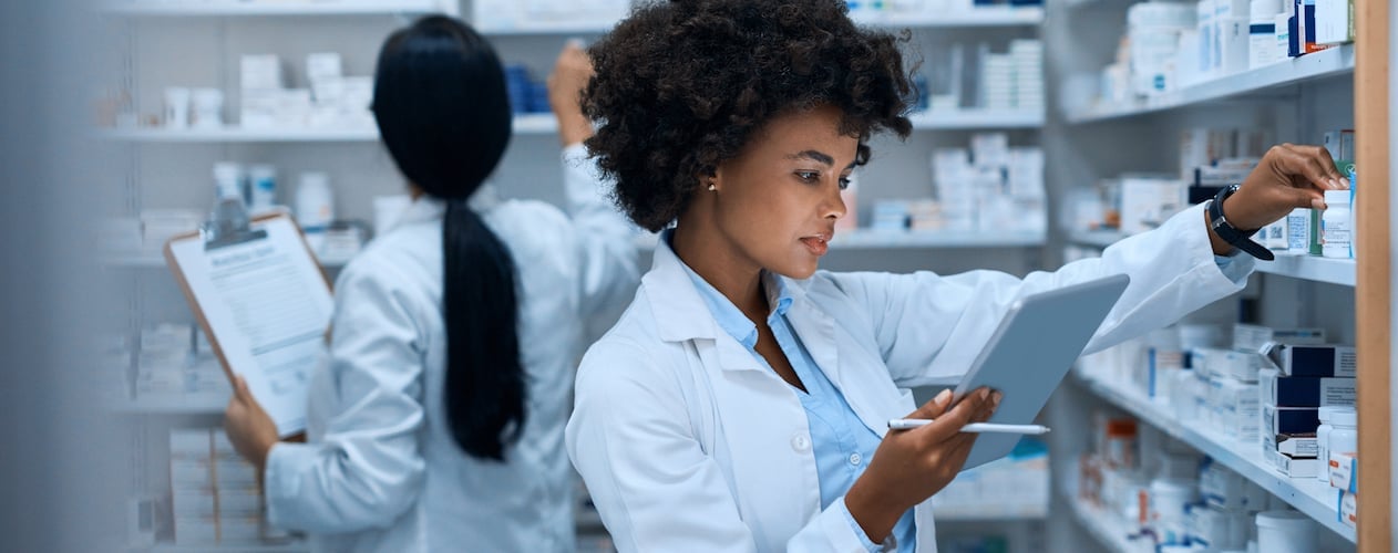 mulher-farmaceutica-conferindo-qualidade-de-remedios