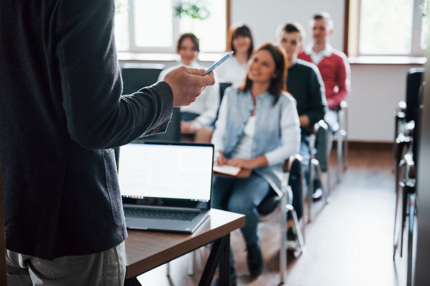 alunos-em-sala-de-aula-com-professor-de-mba