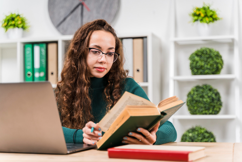 estudante-de-direito-estudando-com-vade-mecum