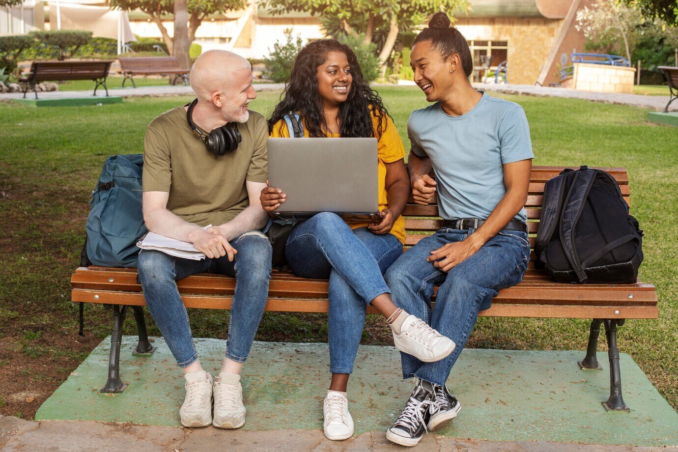 estudantes-universitarios-no-campus-da-faculdade