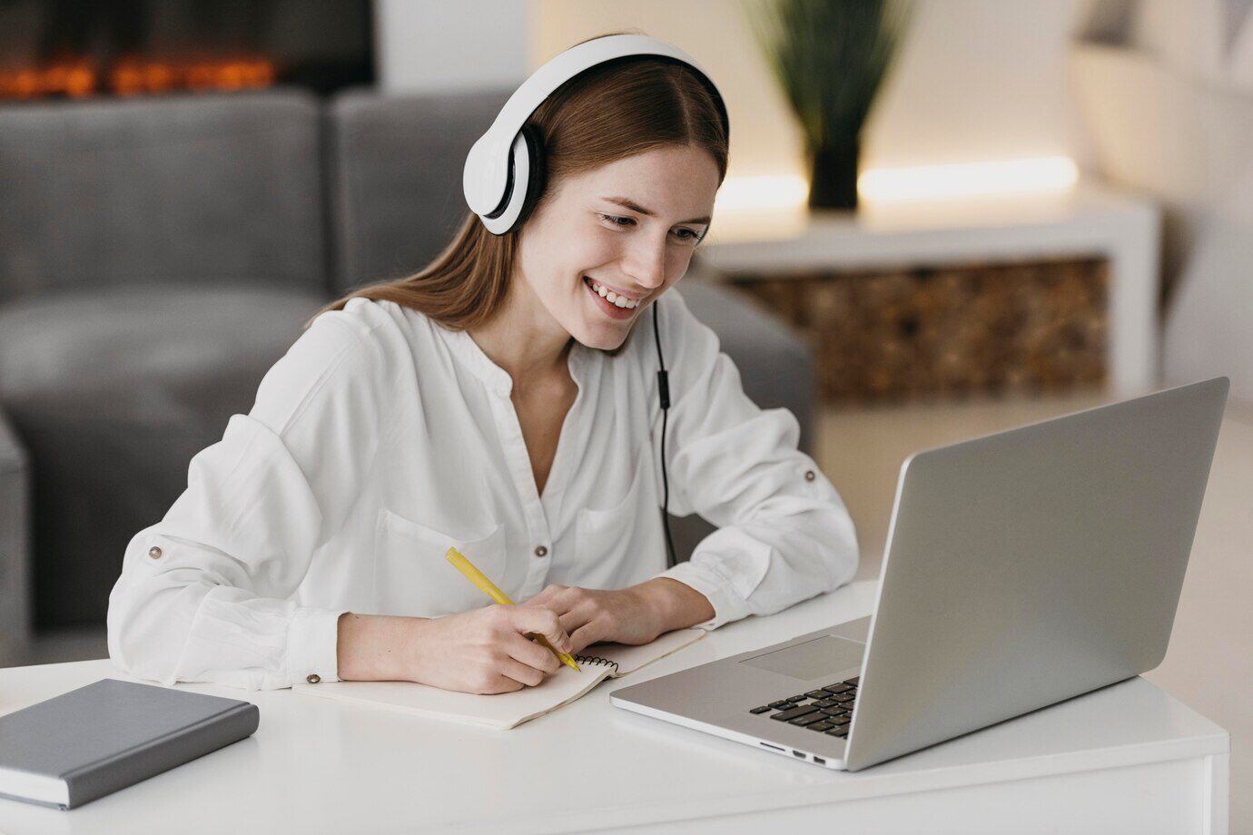 mulher-estudando-ead-usando-notebook