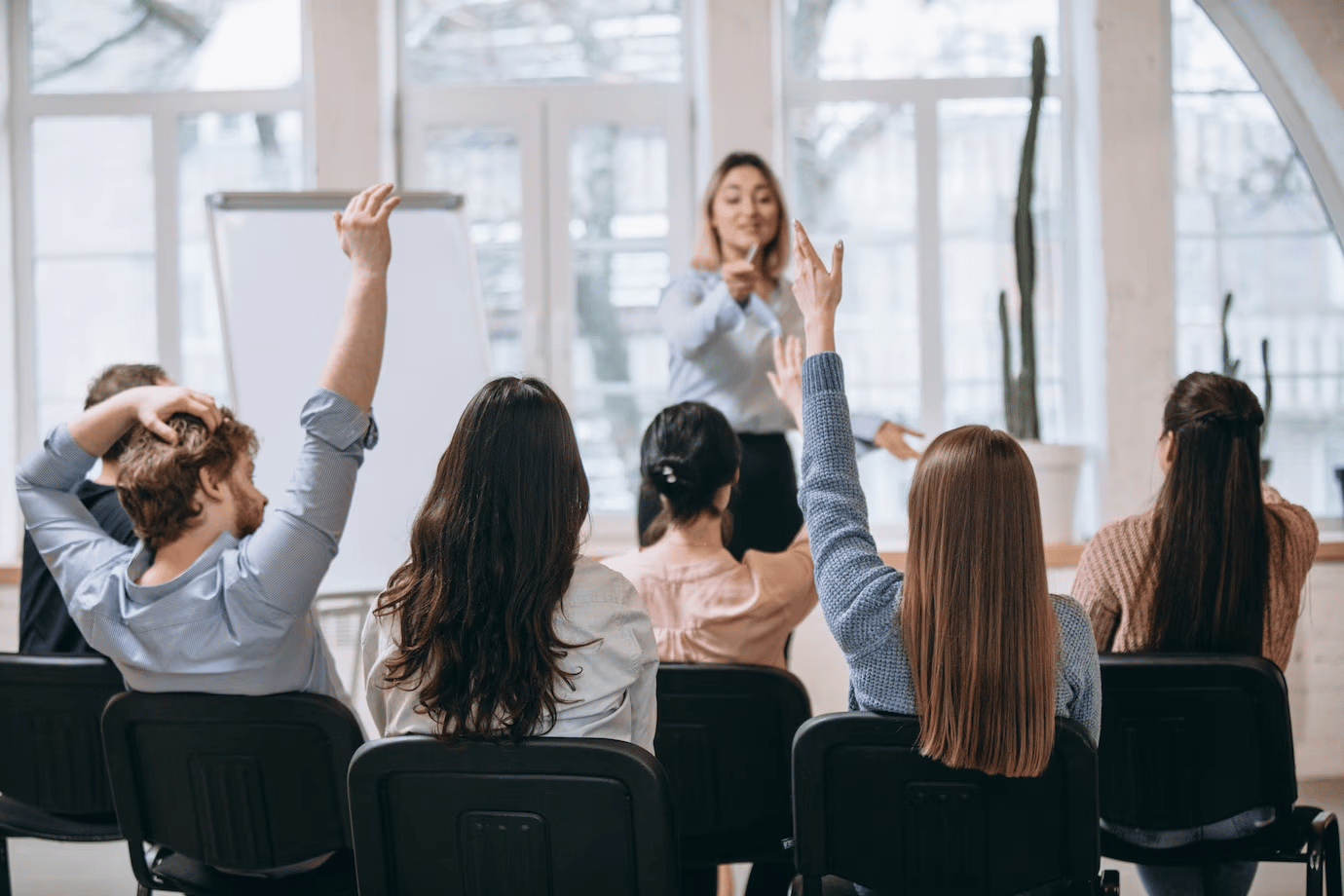 palestrante-feminino-fazendo-apresentacao-no-corredor-do-workshop-da-universidade