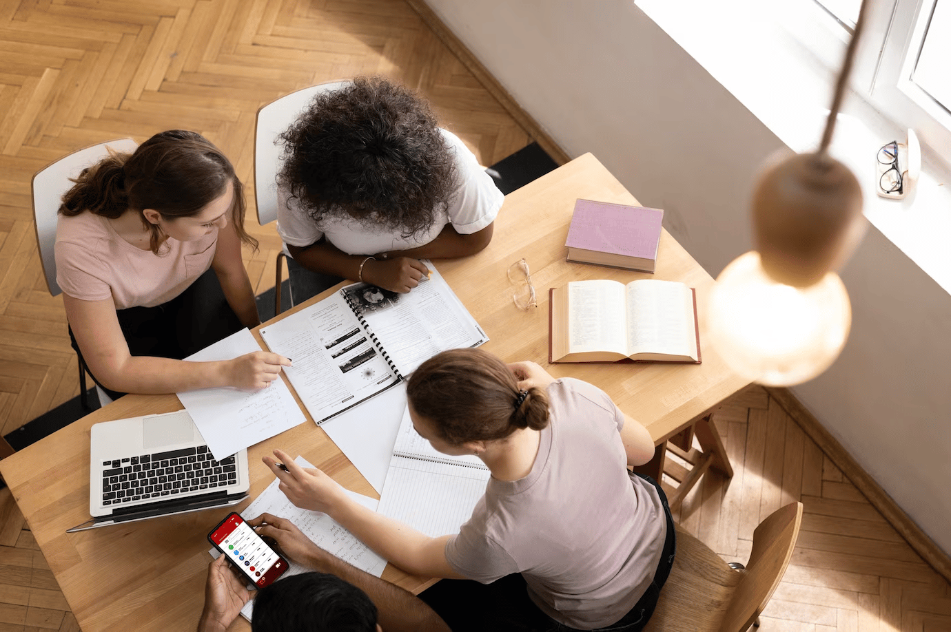 universitarias-estudando-juntas