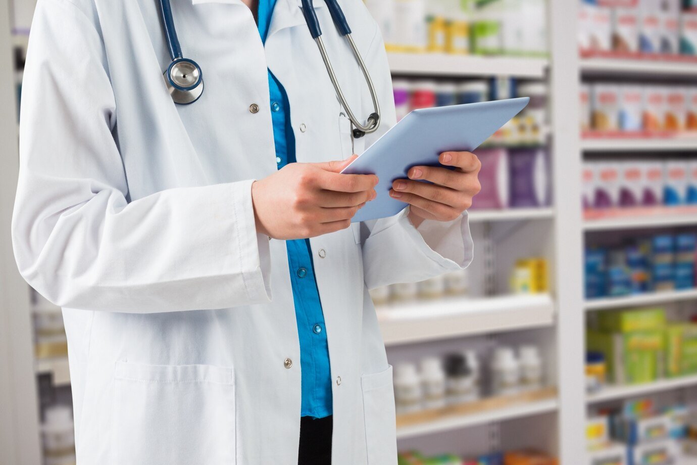 farmaceutico-analisando-remedios