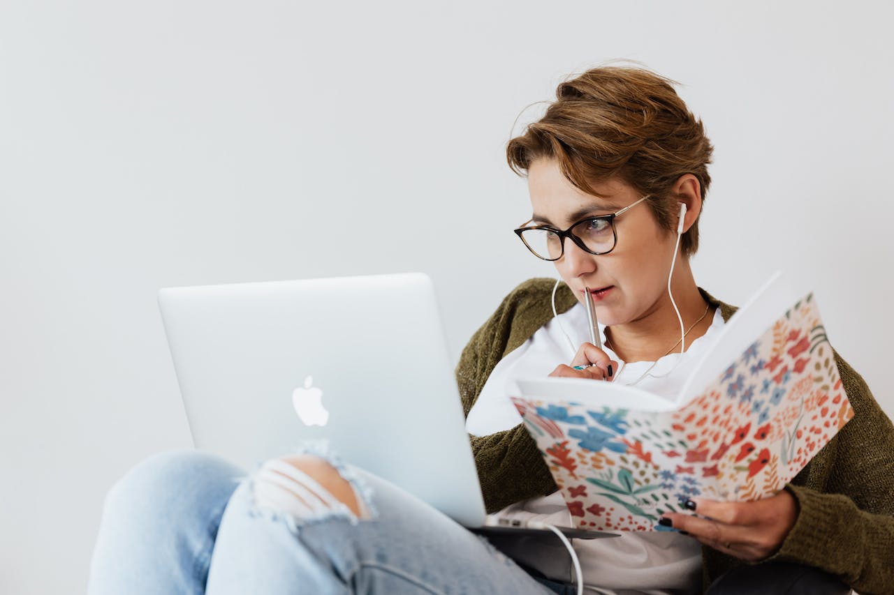 mulher-com-notebook-pesquisando-programas-de-mestrado