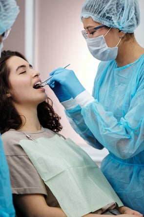 dentista-atendendo-paciente-mulher