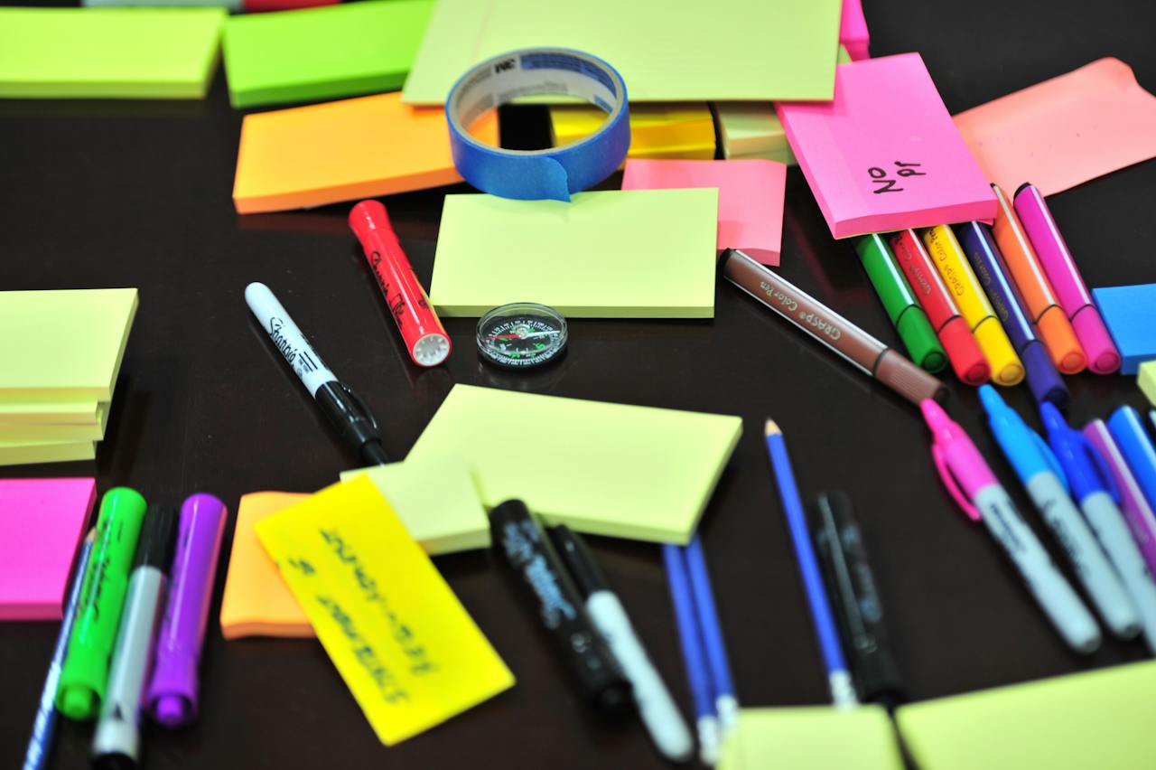 post-its-e-canetas-de-estudo-em-cima-da-mesa