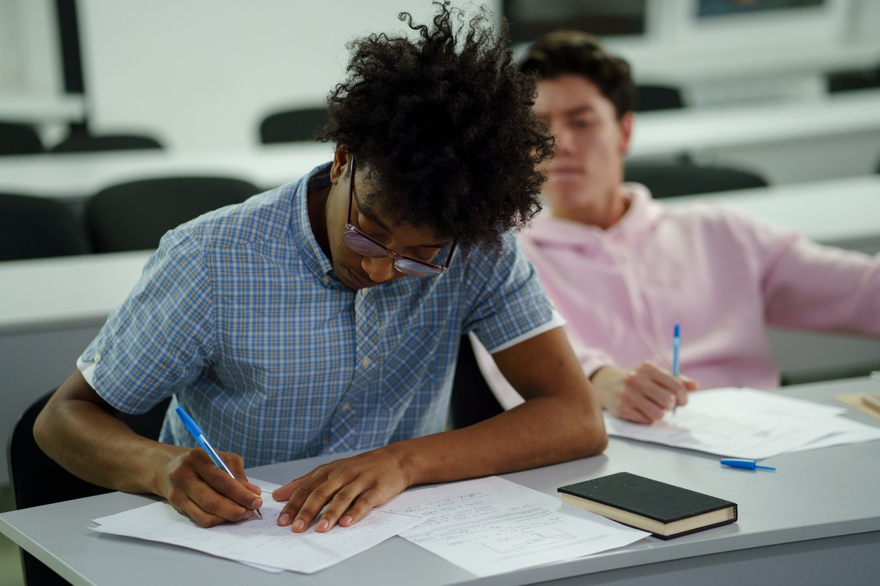 aluno-de-ensino-medio-estudando-ingles