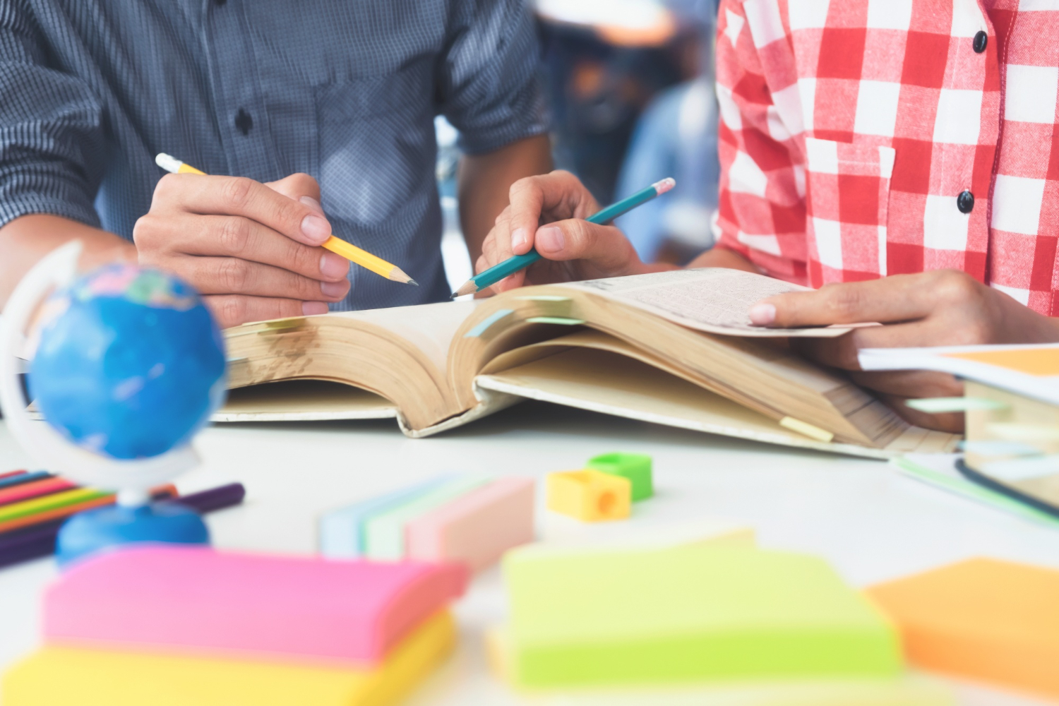 professor-ensinando-ingles-para-estudante-medio