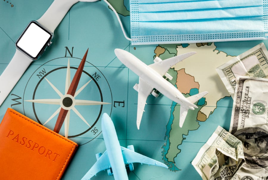 aviao-com-mapa-e-objetos-de-viagem