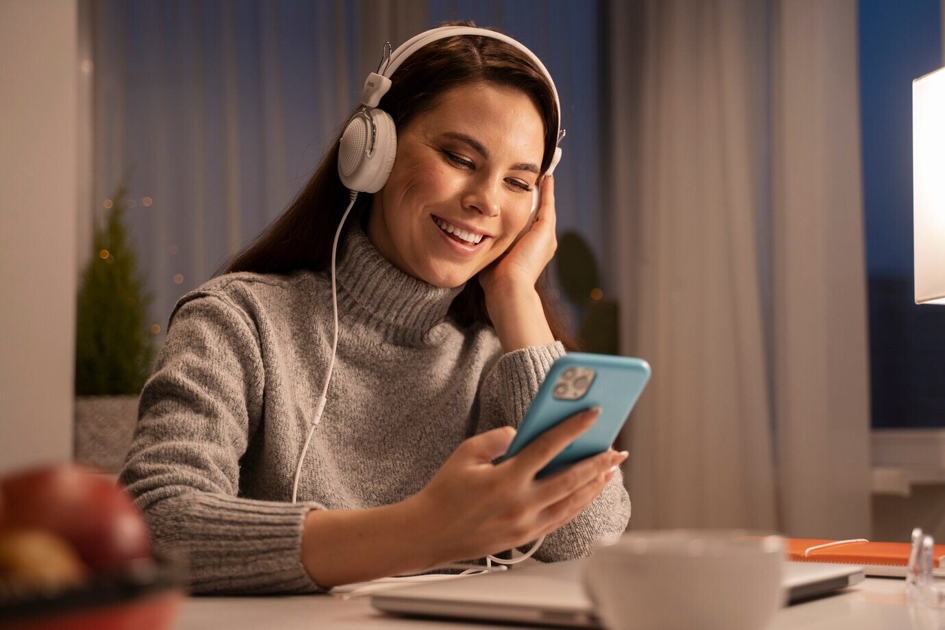 mulher-usando-smartphone-para-fazer-ead
