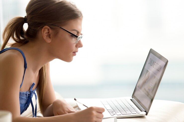 aluna estudando online com notebook