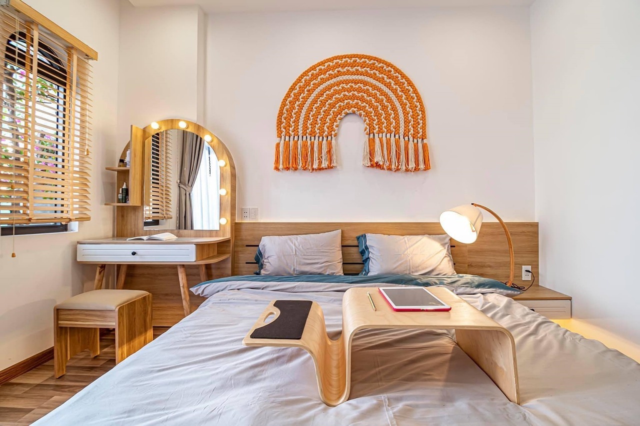 Imagem de uma cama em um quarto com uma boa iluminação. O ambiente foi desenhado por um designer de interiores.