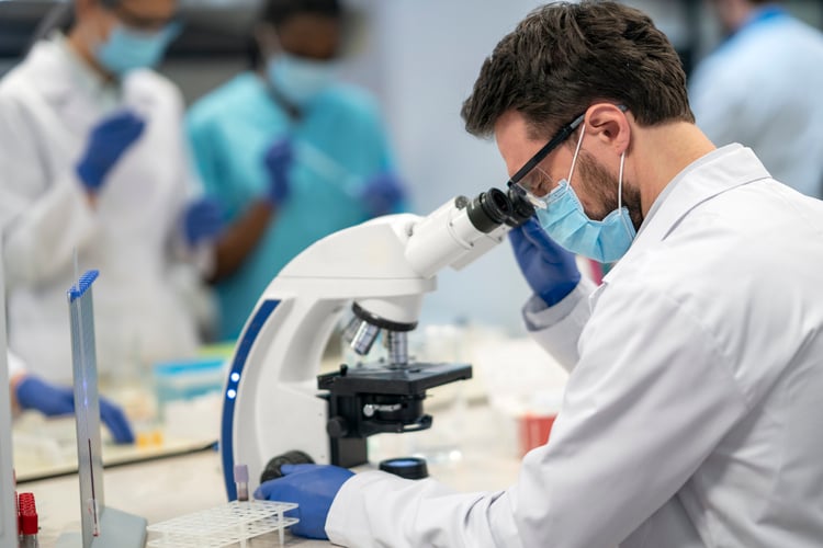 biomédico no laboratório