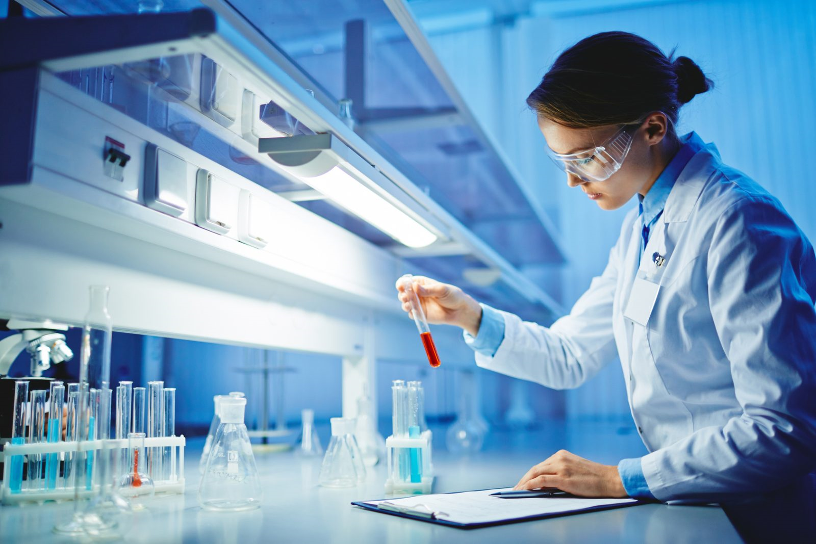 biomédica no laboratório