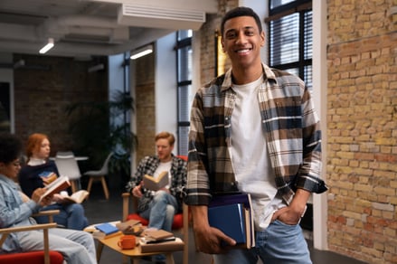 estudantes conversando e lendo livros em uma biblioteca