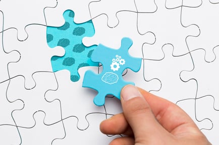 mão humana segurando uma peça de um quebra-cabeça