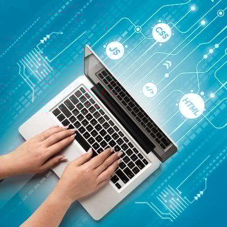 as mãos de uma pessoa usando um laptop em cima de uma mesa