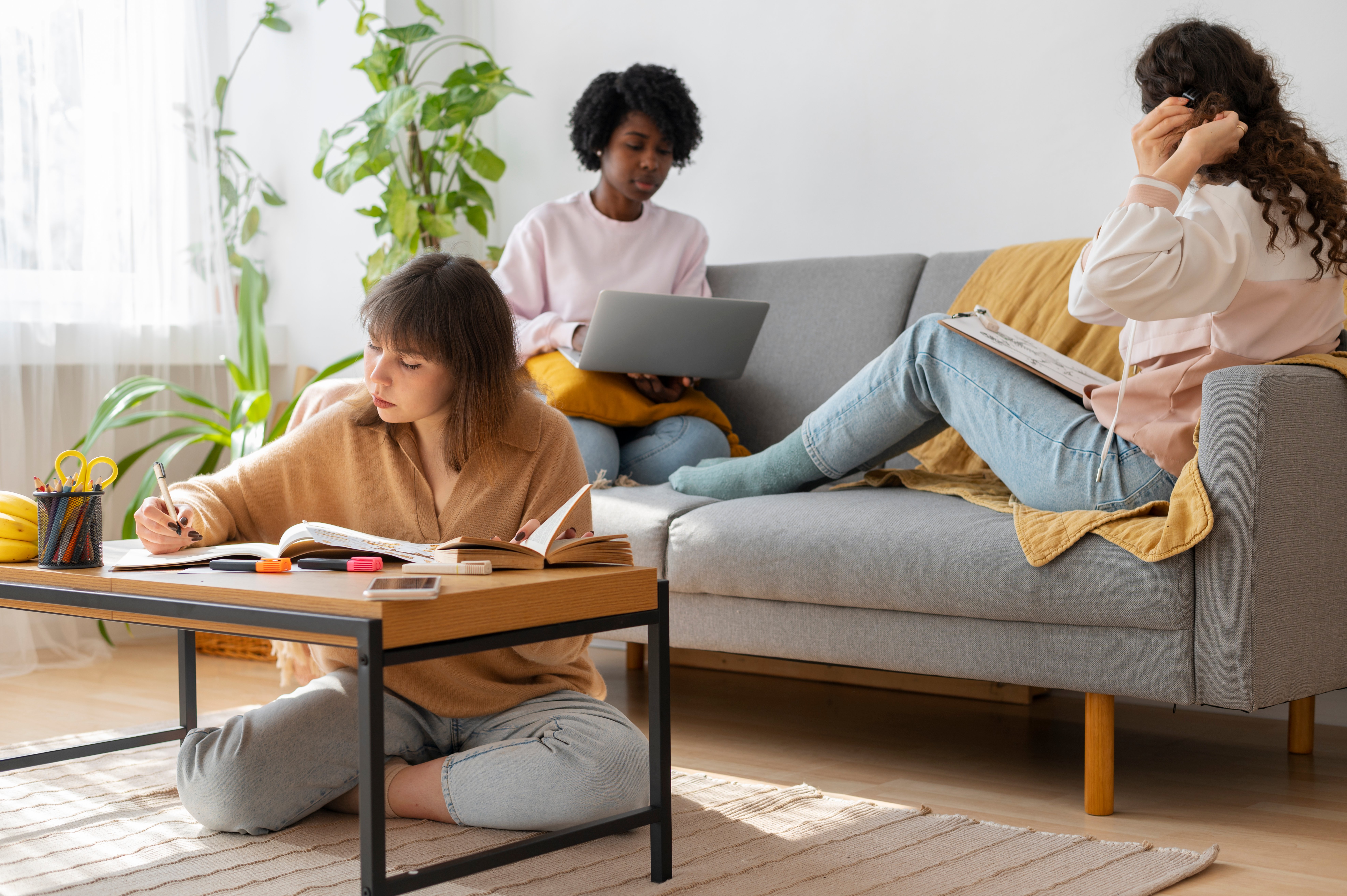 colegas fazendo trabalho em conjunto na sala de casa