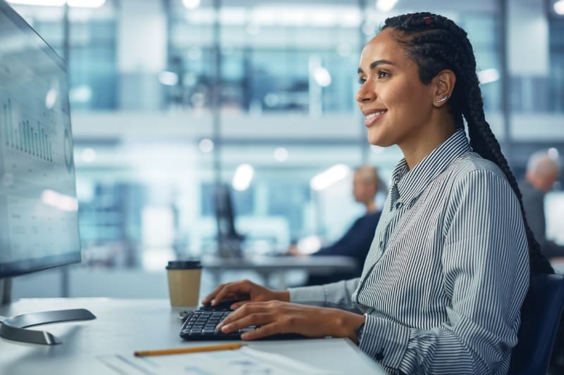 mulher trabalhando em área da tecnologia da informação 