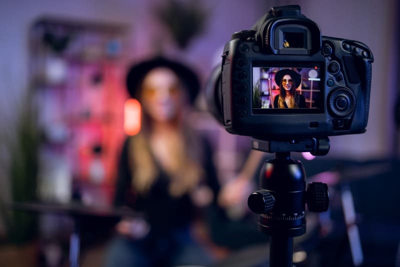 estudante de fotografia gravando um vídeo