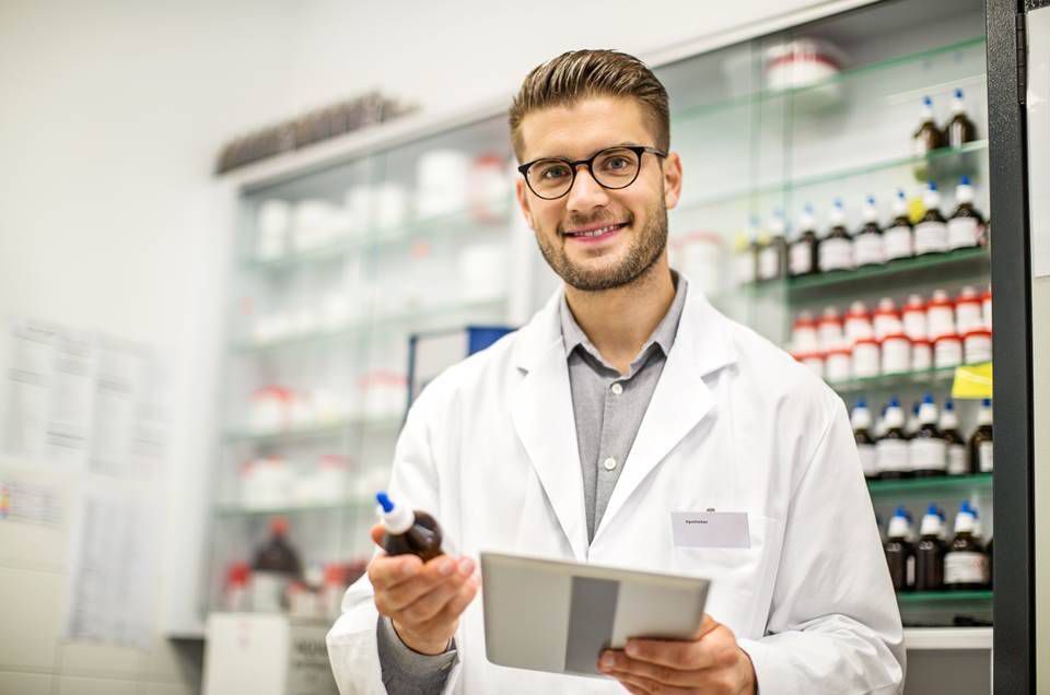 farmacêutico pegando medicamento