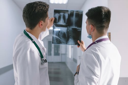 dois médicos analisando o resultado de uma radiologia