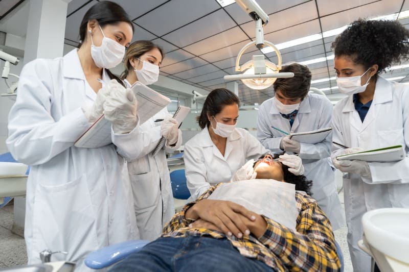 alunos realizando estágio em odontologia 
