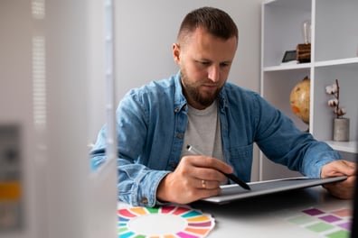 designer usando uma impressora 3d