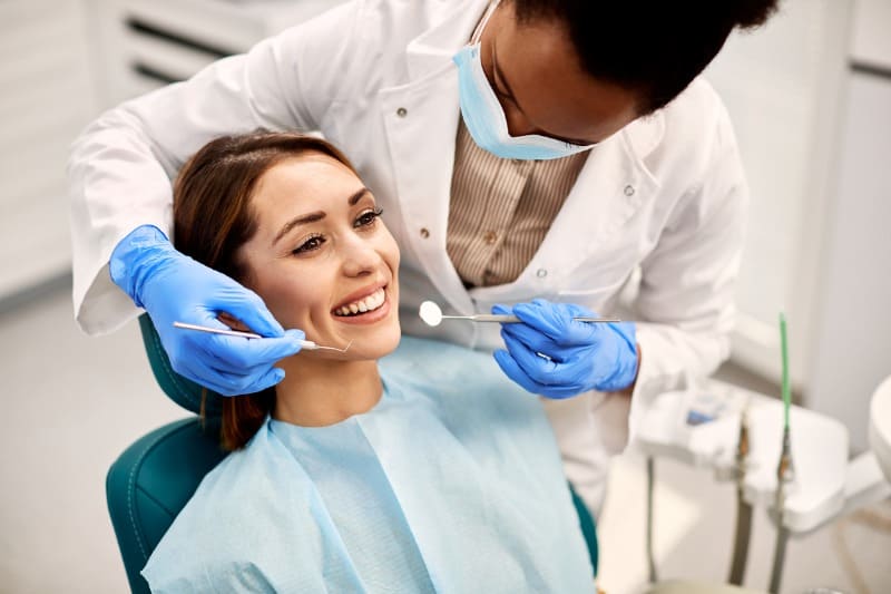 estudante de odontologia realizando procedimento
