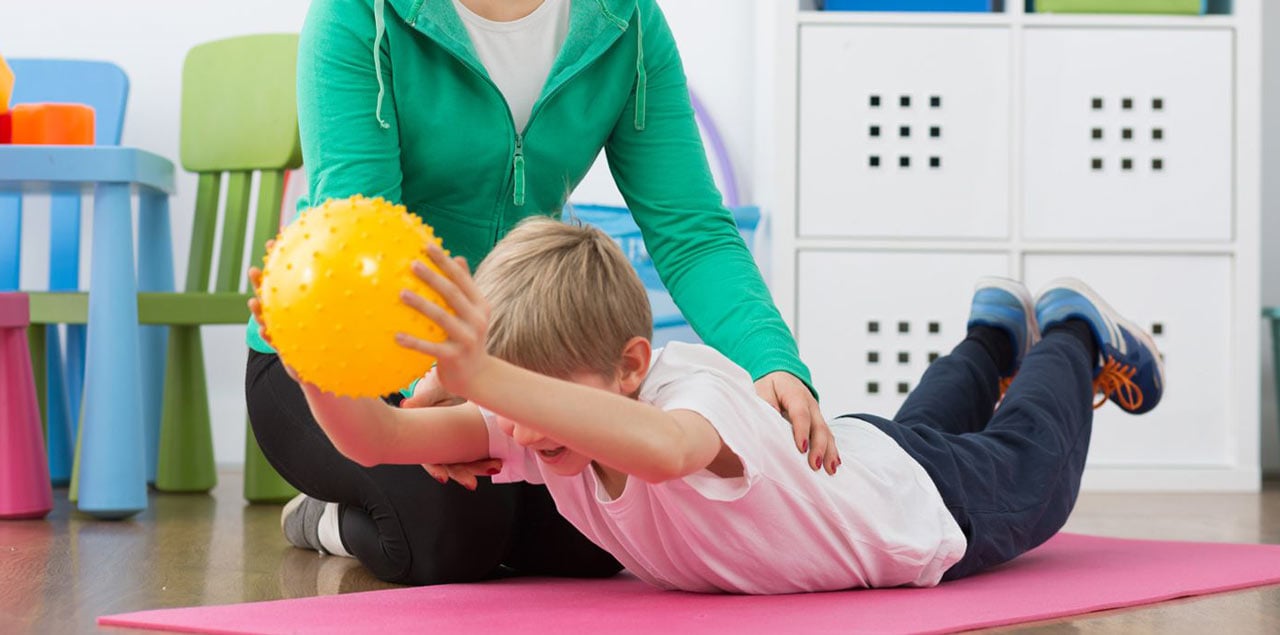criança fazendo fisioterapia
