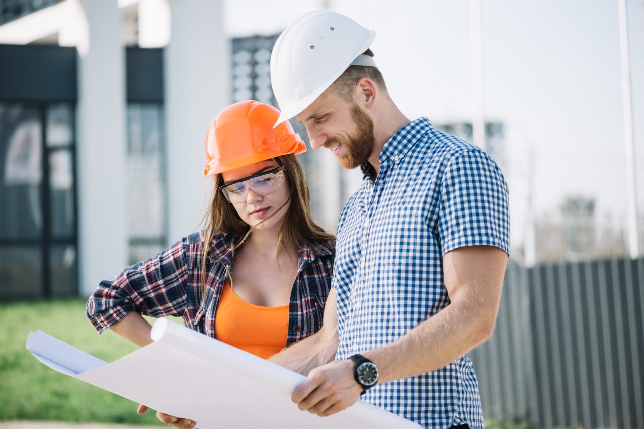 engenheiros civis em obra