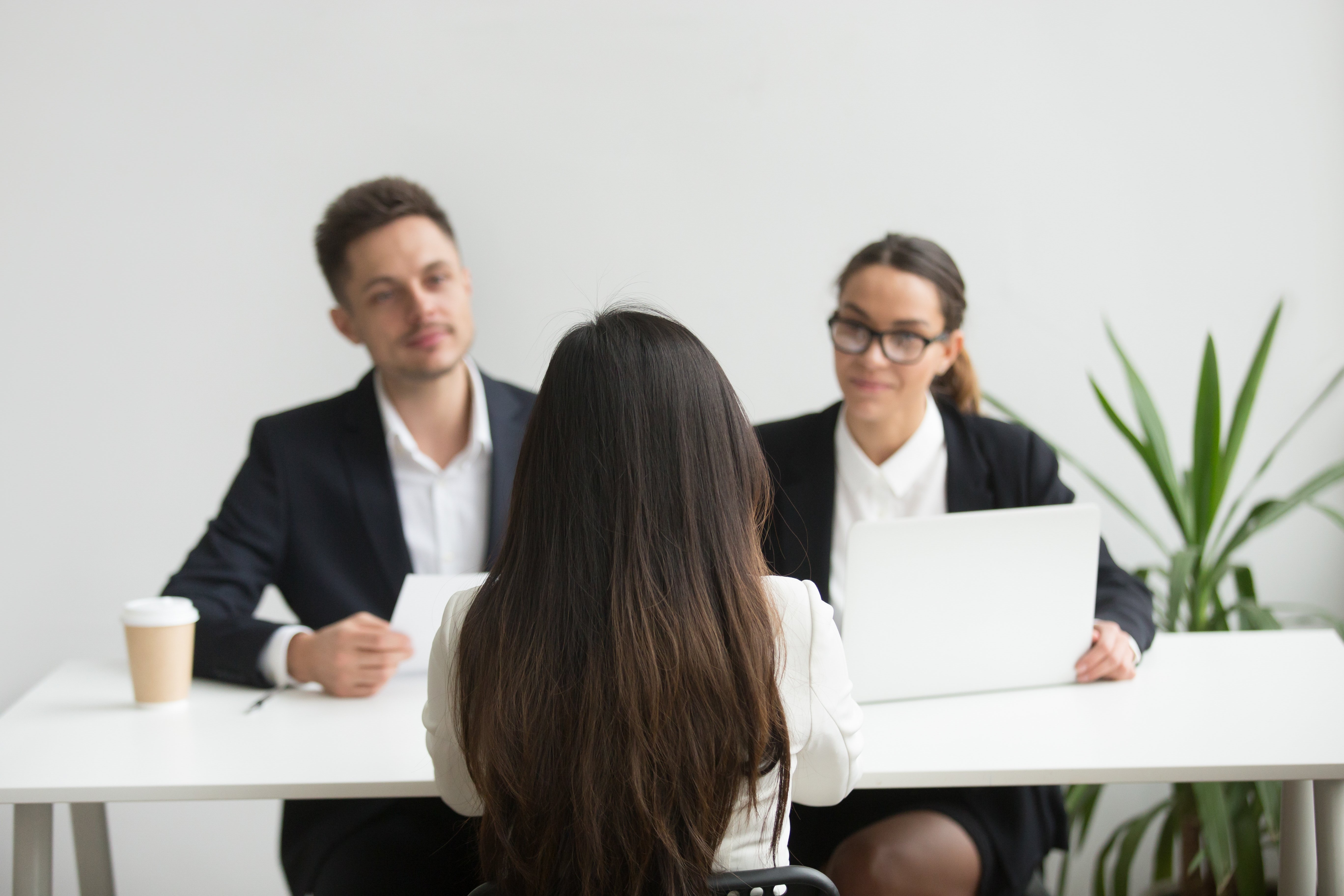 jovem em entrevista de emprego