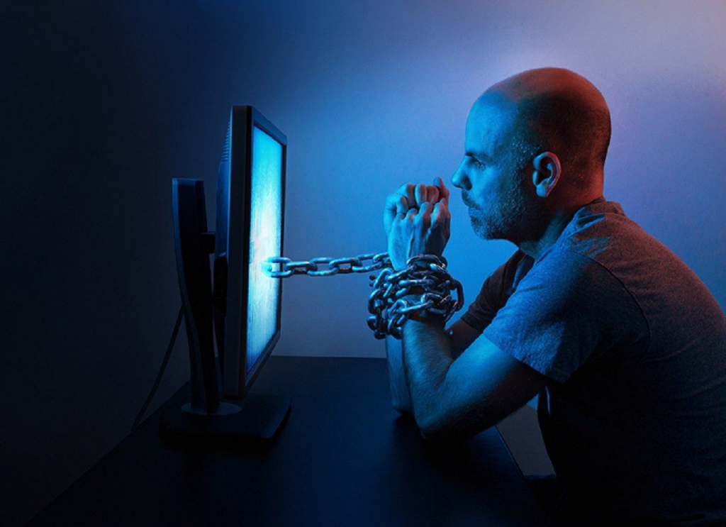 homem enrolado a correntes das redes sociais