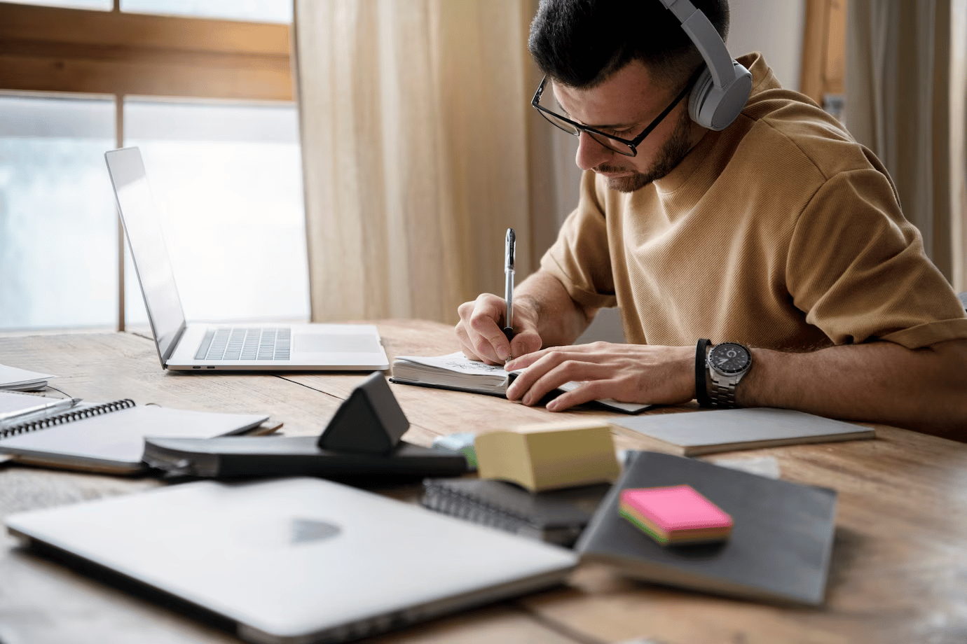 jovem-escrevendo-em-um-caderno-durante-a-sessao-de-estudo